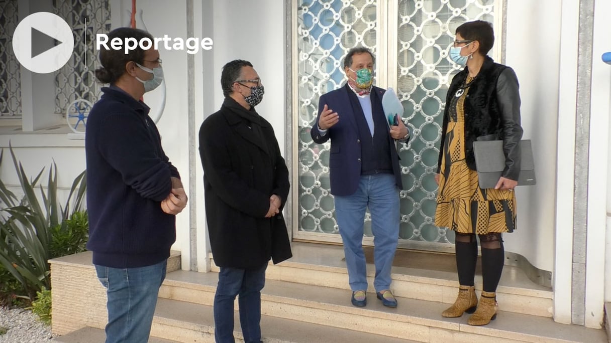 Mehdi Qotbi, qui dirige la FNM, et Najat Delpeyrat, proviseure du lycée Descartes, à Rabat.
