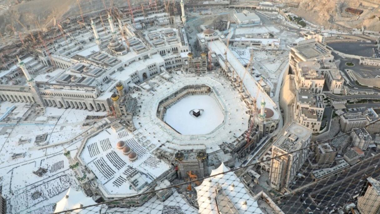 Vue aérienne de l'esplanade entourant la Kaaba, au coeur de la Grande mosquée de la Mecque, le 6 mars 2020.
