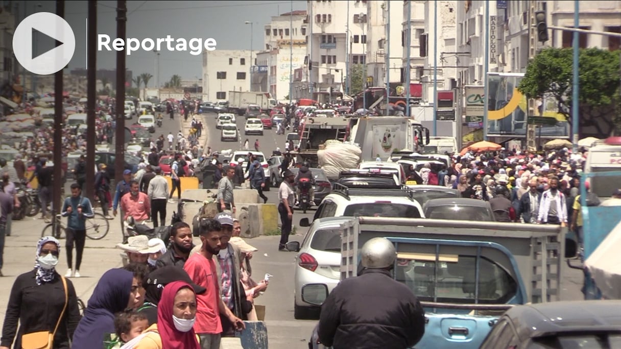 A Casablanca, ruée dans les souks pour l’achat des tenues de l’aïd el-Fitr 2021, au mépris des gestes barrières.
