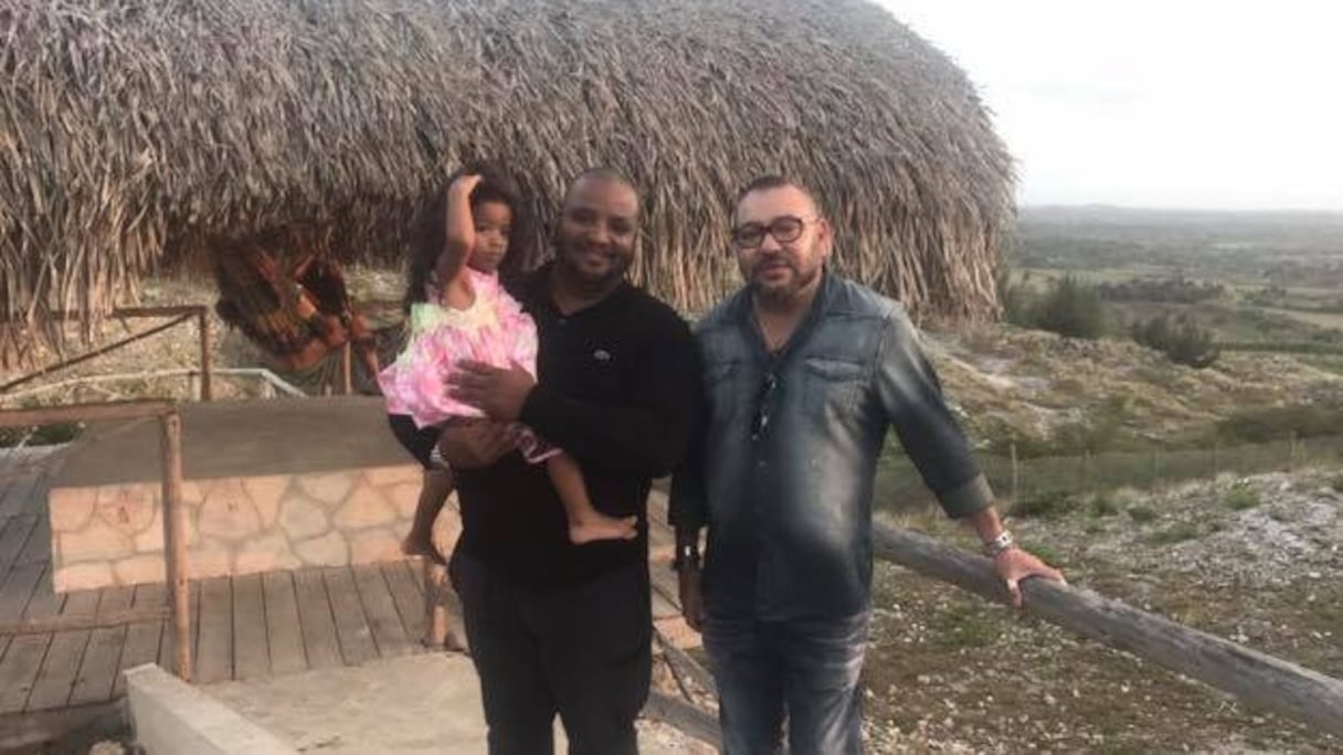 Le roi Mohammed VI et l'artiste cubain Michel Mirabal lors de la visite du souverain à Cuba.
