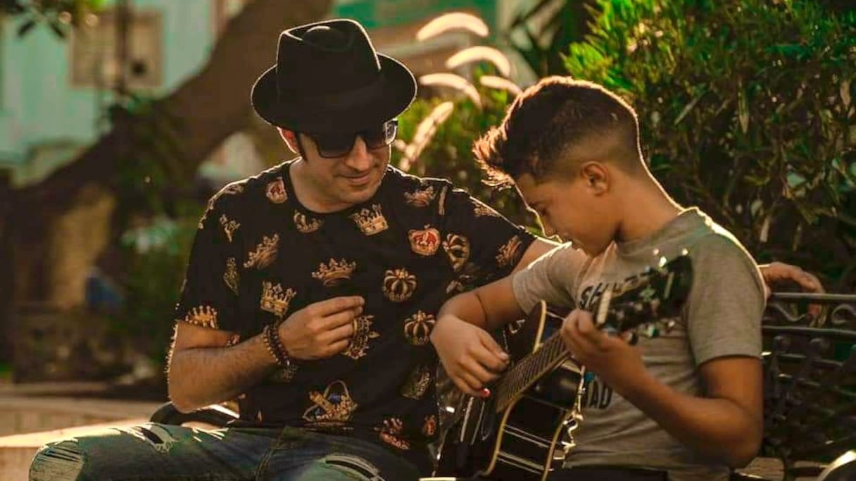 Issam Kamal dans le clip qui accompagne la chanson "Rani Za3fan".