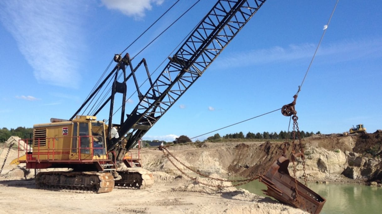 Dragline (engin d'excavation) de la mine de phosphates à ciel ouvert de Boucraâ, qui appartient au bassin phosphaté de Oued Ed-Dahab, l'un des quatre du genre au Maroc. Phosboucraâ, filiale OCP dans la région, y emploie près de 2.200 personnes, dont 70% sont du Sahara.
 
