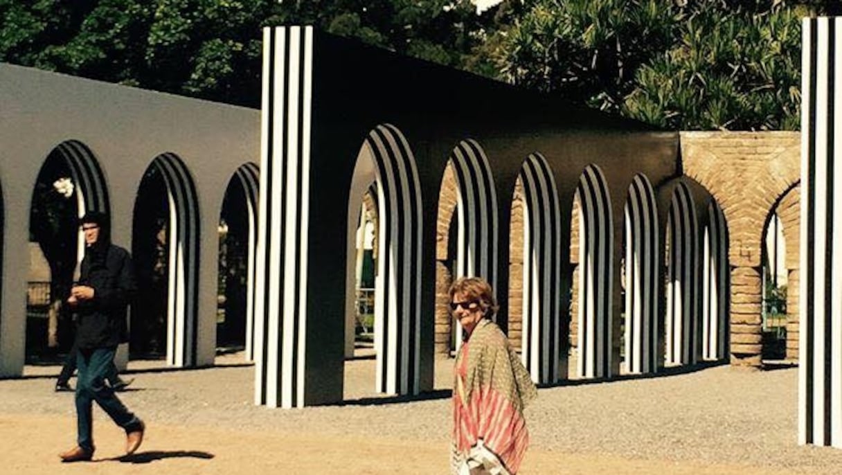 «D’une arche aux autres» est œuvre in situ d’arcades, une succession d’arches de couleurs vives qui se mêlent à des arches en pierre de taille.

