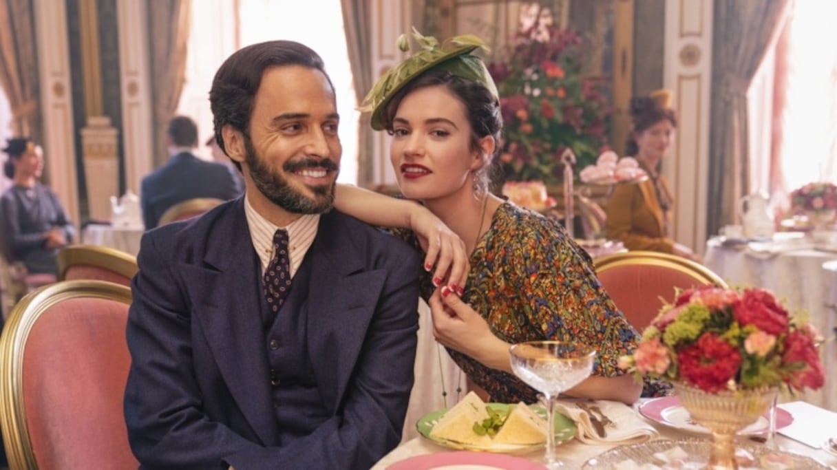 Assaad Bouab et Lily James dans "The Pursuit of Love" 
