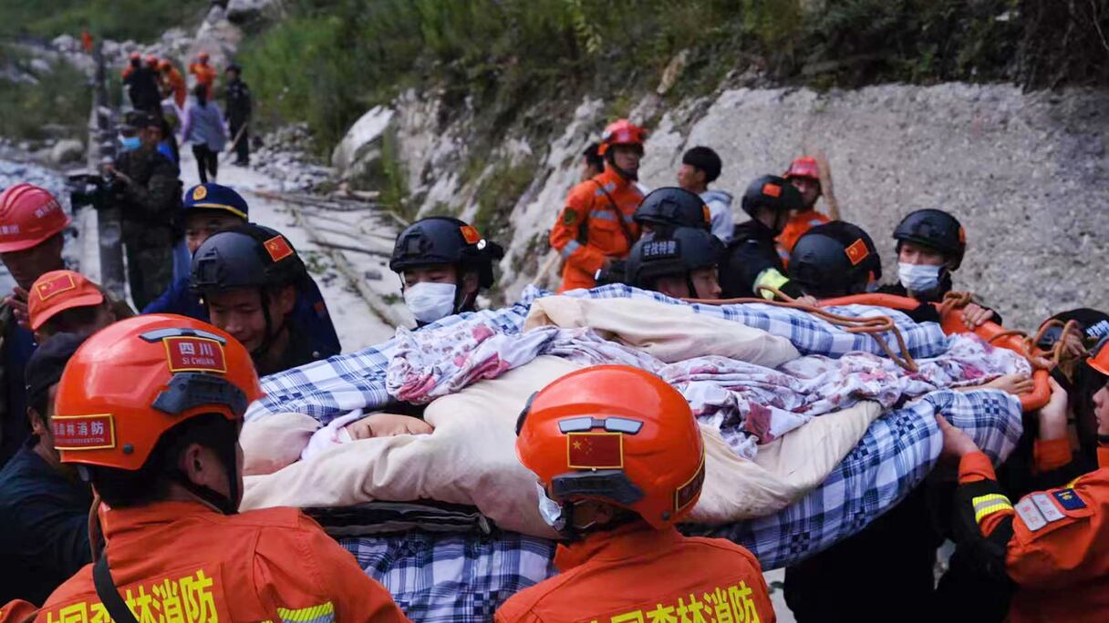 Des sauveteurs portent une personne blessée après un séisme de magnitude 6,6 dans le comté de Luding, dans le sud-ouest de la Chine, le 5 septembre 2022.
