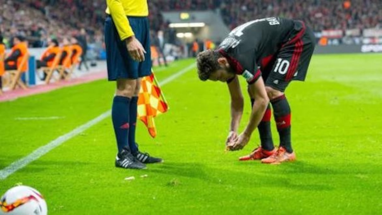 Hakan Çalhanoglu a été visé par des morceaux de pain au moment de tirer un corner.
