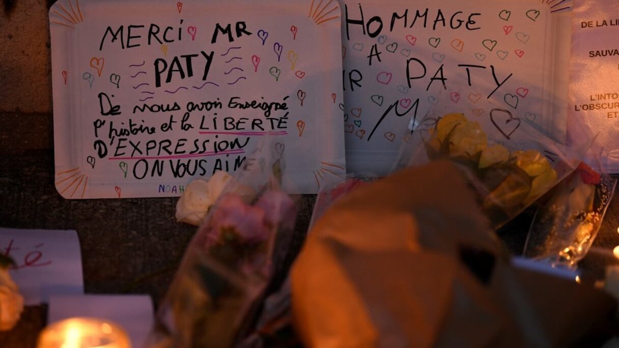 Des élèves de l'établissement de Conflans-Sainte-Honorine, où enseignait Samuel Paty, professeur d'histoire-géo, y ont déposé le 17 octobre des affichettes et des bougies en son hommage. 
