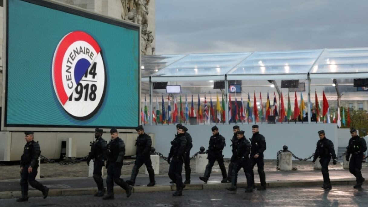 Sous l'Arc de Triomphe avant la cérémonie commémorant l'Armistice, le 11 novembre 2018 sur les Champs-Elysées à Paris.
