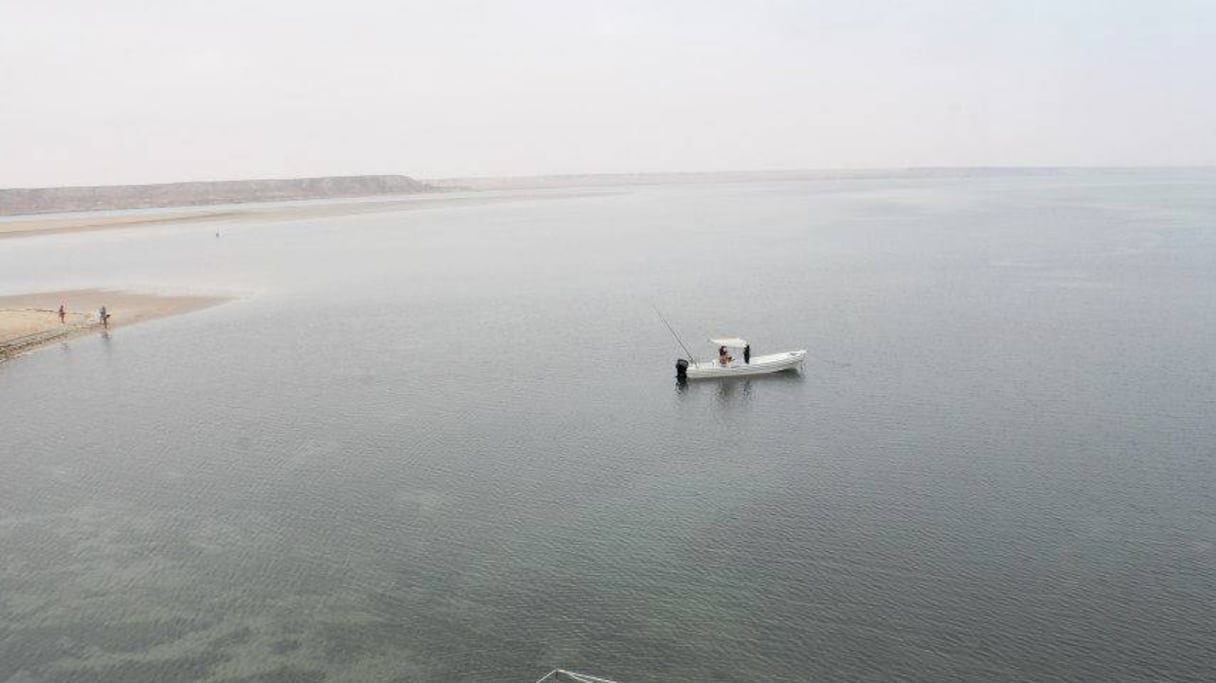 La Dune blanche, à une trentaine de kilomètres de Dakhla. Cette grande dune de sable d'un blanc immaculé plonge dans la lagune, formant un petit lagon en son centre. Des flamants roses s'y ébattent, pour le plus grand bonheur des amateurs de photos.
