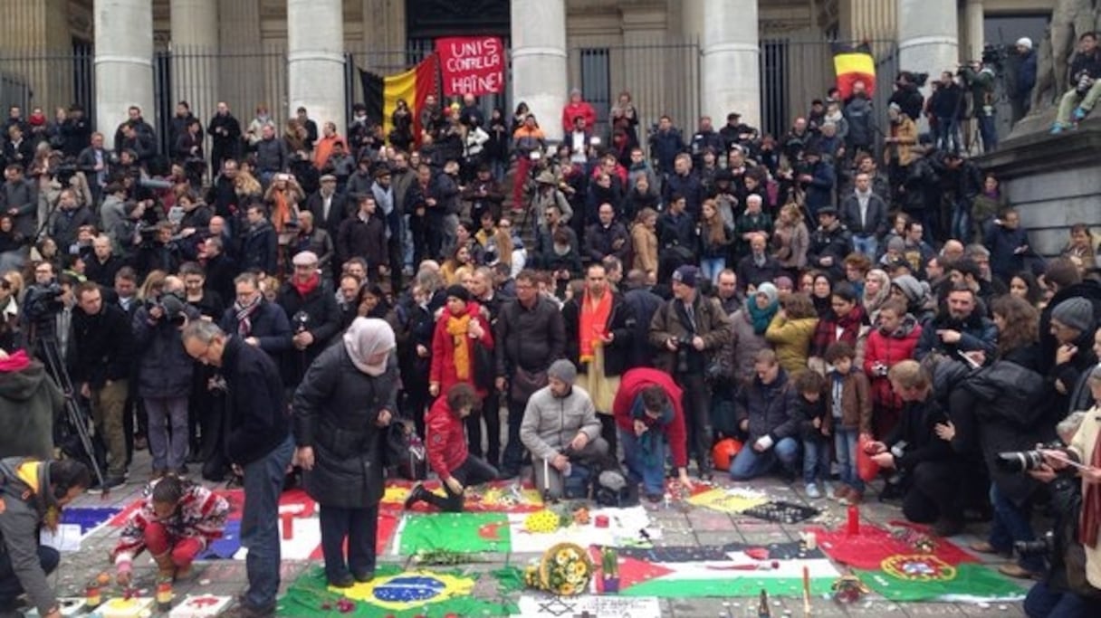 A Bruxelles, place de la Bourse, avant la minute de silence.
