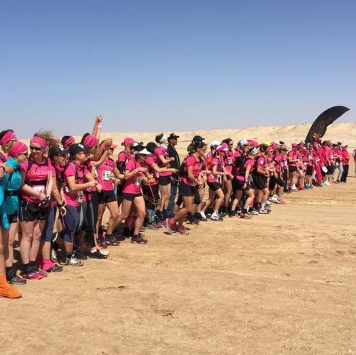 Les raideuses au complet pour le départ de l'étape du jour du trail La Saharienne, organisé en février 2015 à Dakhla.
