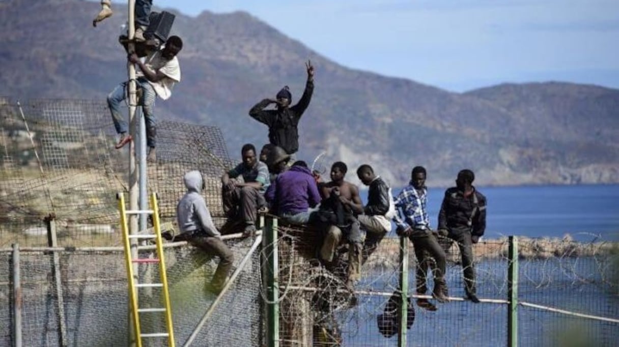 Des candidats à l'émigration tentant de passer à Sebta.
