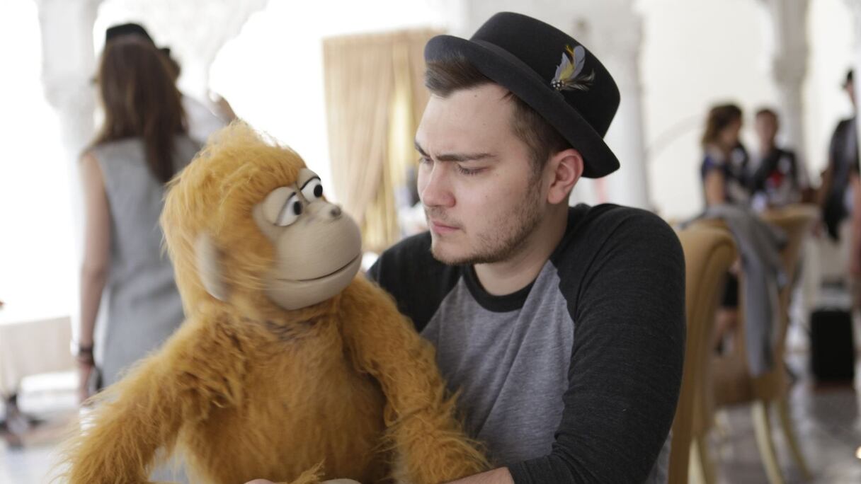 Jeff Panacloc le magnifique, incroyable ventriloque, se fait taquiner par son pétillant compagnon de route. 
