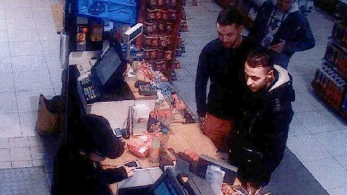 Extrait d'une vidéo-surveillance montrant Mohamed Abrini et Saleh Abdeslam dans une station service à Ressons au nord de Paris, le 13 novembre 2015.
