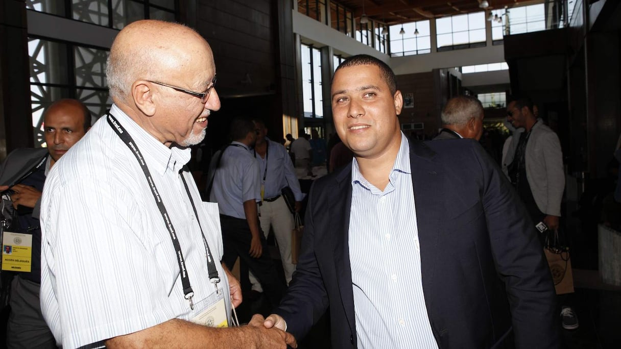 Mohamed Boudrika (d), président du Raja de Casablanca, a décidé de reporter l'assemblée générale de son club.
