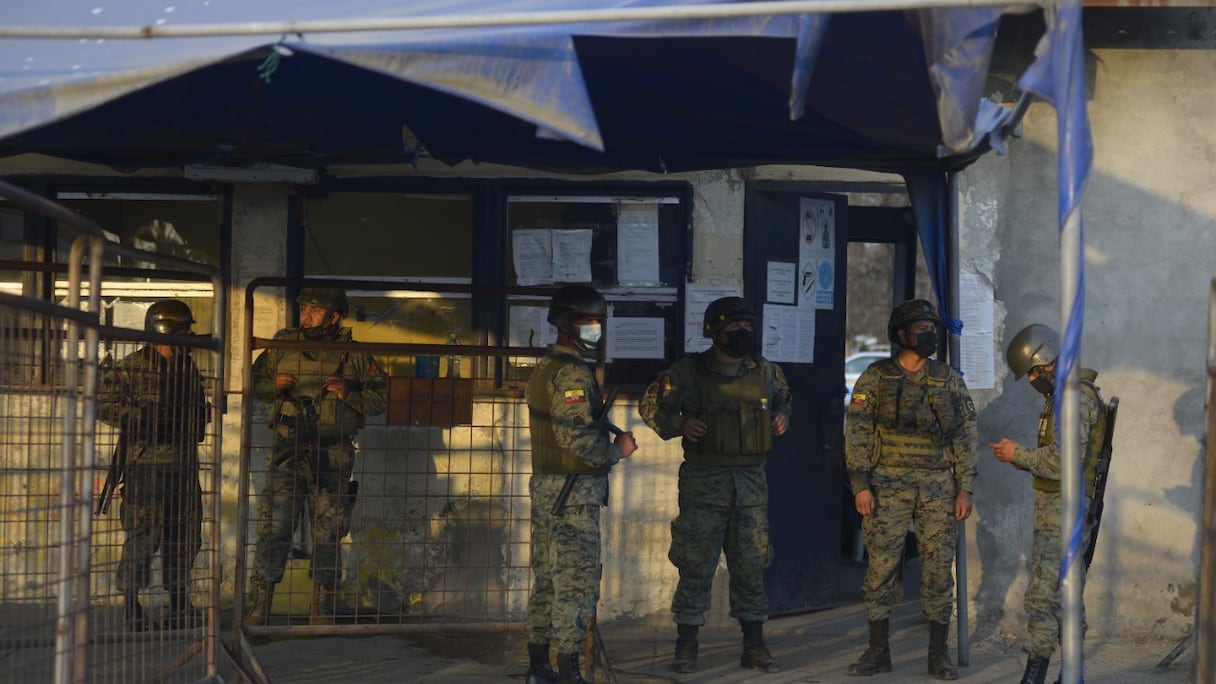 Des soldats de l'armée montent la garde devant une prison à Guayaquil, en Equateur, le 29 septembre 2021, après une émeute. L'état d'exception a été décrété pour les prisons, en crise en raison de la surpopulation et des violences entre gangs de drogue.
