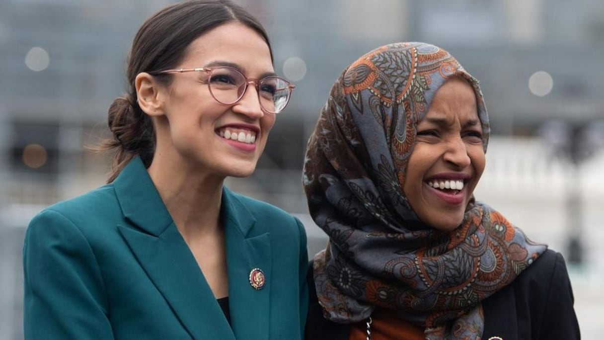 Alexandria Ocasio-Cortez (à gauche) et Ilhan Omar (à droite), élues respectivement à New York et dans le Minnesota, ont été la cible de tweets controversés de Donald Trump.
