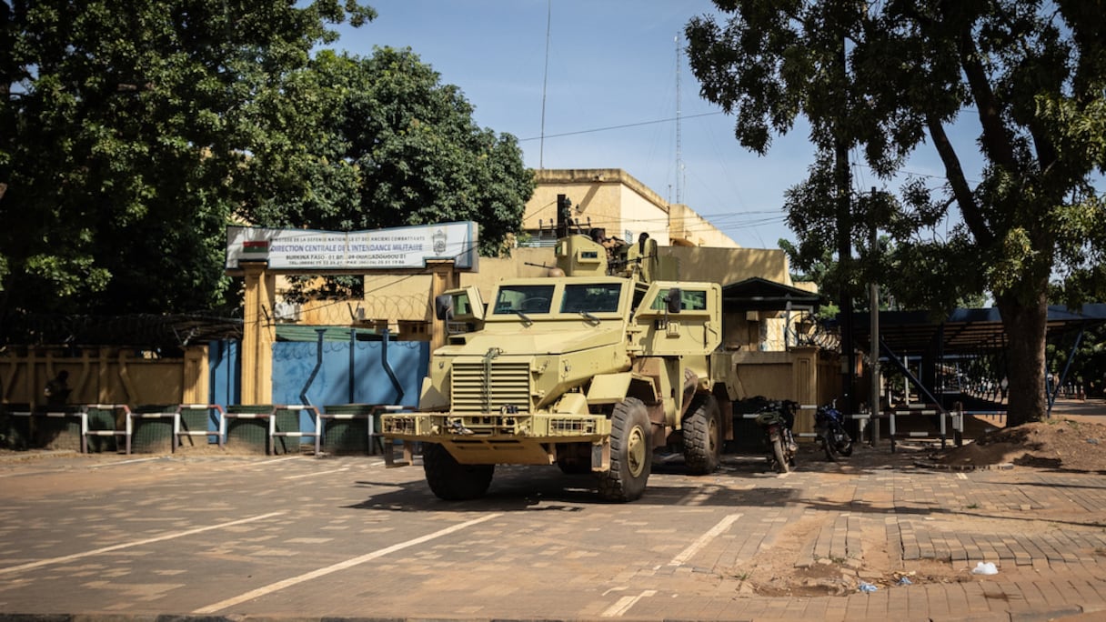 Un véhicule militaire est stationné devant la télévision nationale du Burkina Faso, à Ouagadougou, le 1er octobre 2022.
