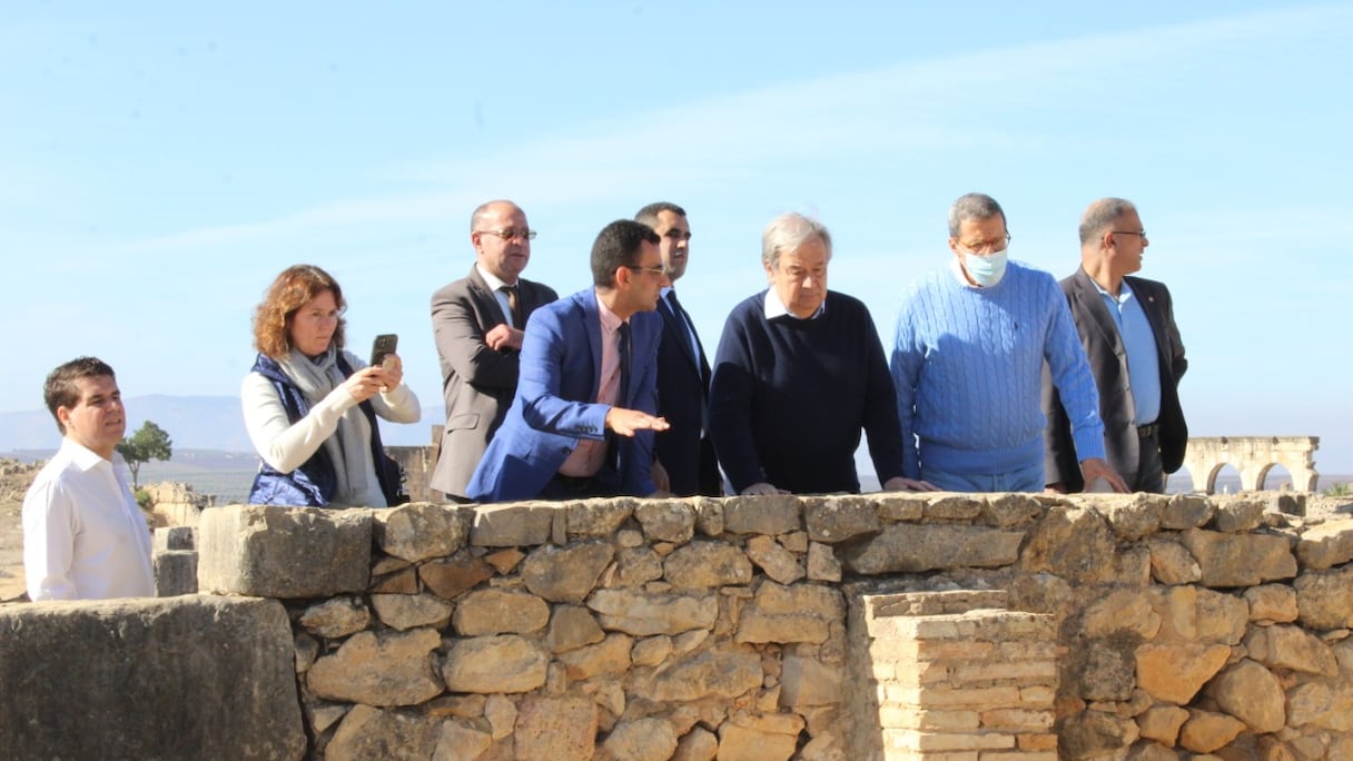 Le Secrétaire général de l'ONU, Antonio Guterres, lors de sa visite du site archéologique de Volubilis.
