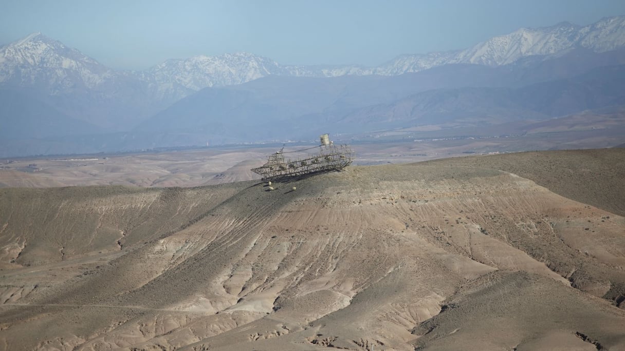 Spectacle aussi magnifique que surréaliste que celui de ce bateau porté par la vague d'une dune avec, en arrière-plan, les cîmes des monts enneigés. 
