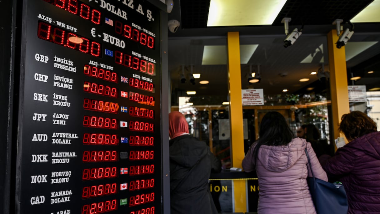 Des clients font la queue dans un bureau de change près de la place Taksim à Istanbul, le 25 octobre 2021.
