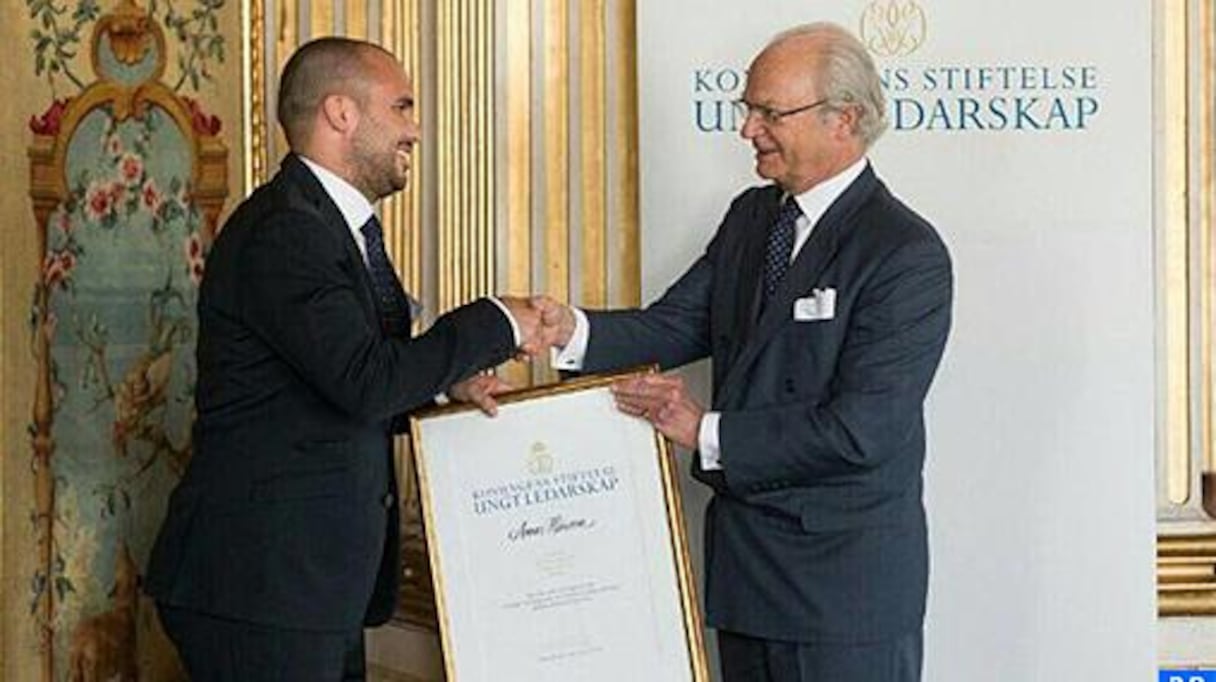 Anas Latif Hsissen recevant le prix du meilleur jeune homme d’affaires suédois.
