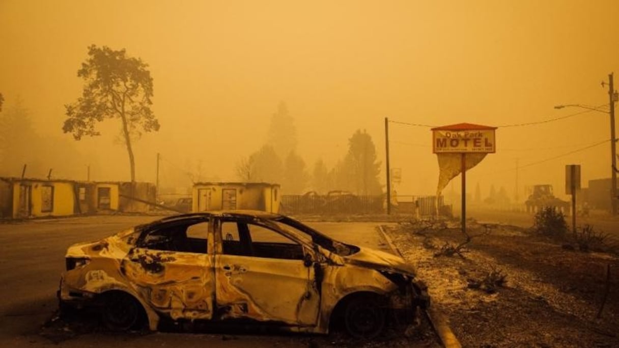 Une voiture calcinée sur le parking de ce qu'il reste d'un motel à Gates, dans l'Oregon, aux Etats-Unis, le 10 septembre 2020.
