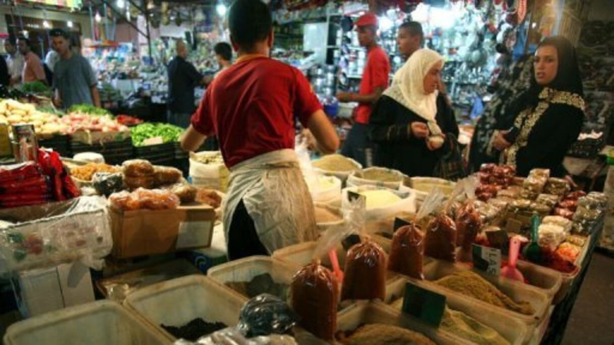 En Algérie, les parfums des épices embaument les étals colorés.
