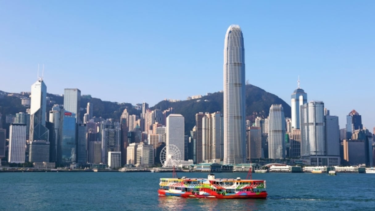 Skyline de la cité de Hong Kong. L'île avait été rétrocédée à la République populaire de Chine par la couronne britannique le 1er juillet 1997. 
