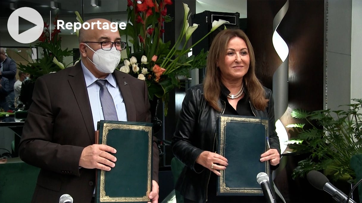 Le professeur Mohammed Rhachi, président de l'université Mohammed V de Rabat, et Houria Tazi Sadeq, présidente de la commission régionale de Rabat du CNDH, lors de la conclusion d'un partenariat.
