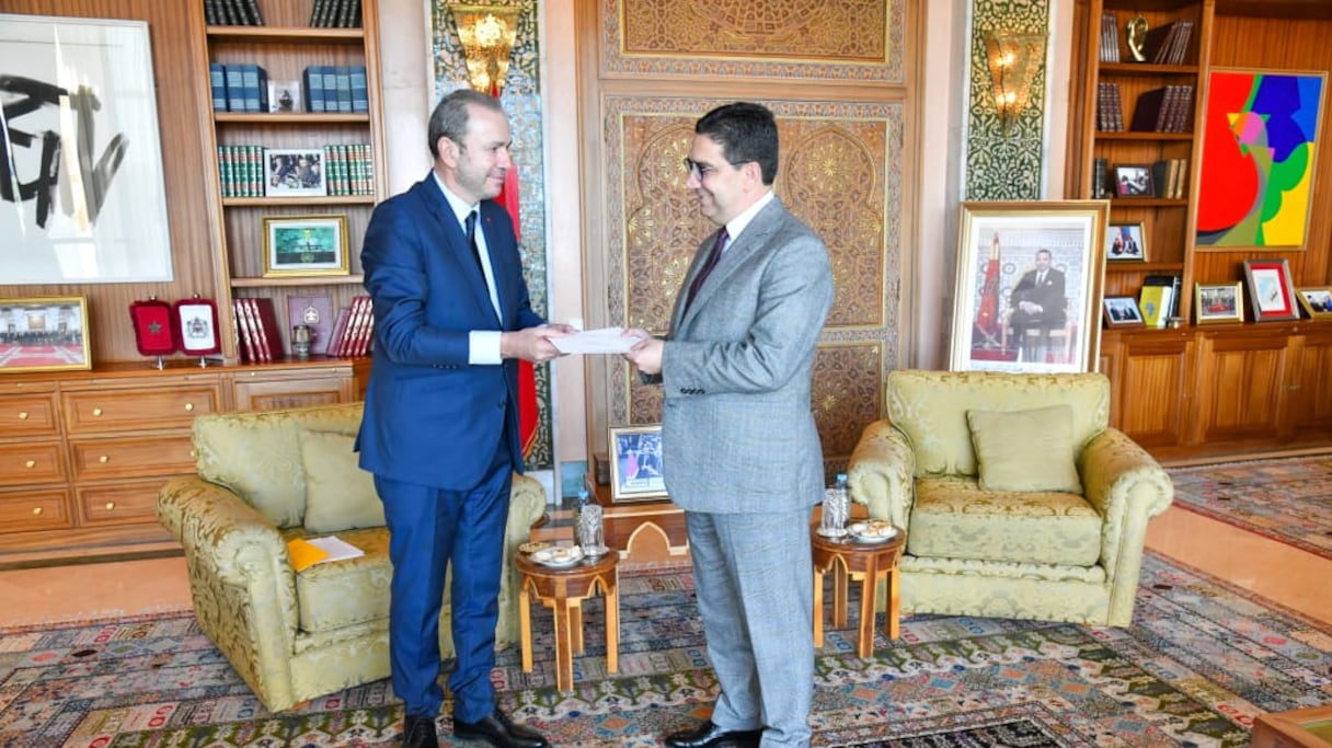 Le ministre des Affaires étrangères, de la Coopération africaine et des Marocains résidant à l'étranger, Nasser Bourita, recevant Christophe Lecourtier, nouvel ambassadeur de France au Maroc, vendredi 30 décembre 2022.
