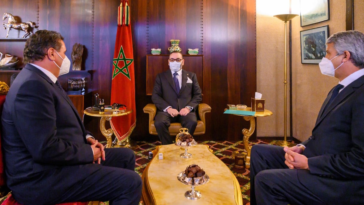 Le roi Mohammed VI, a reçu, mercredi 16 février 2022, à la résidence royale à Bouznika, le chef du gouvernement, Aziz Akhannouch, et le ministre de l'Agriculture, de la Pêche maritime, du Développement rural et des Eaux et forêts, Mohamed Sadiki.
