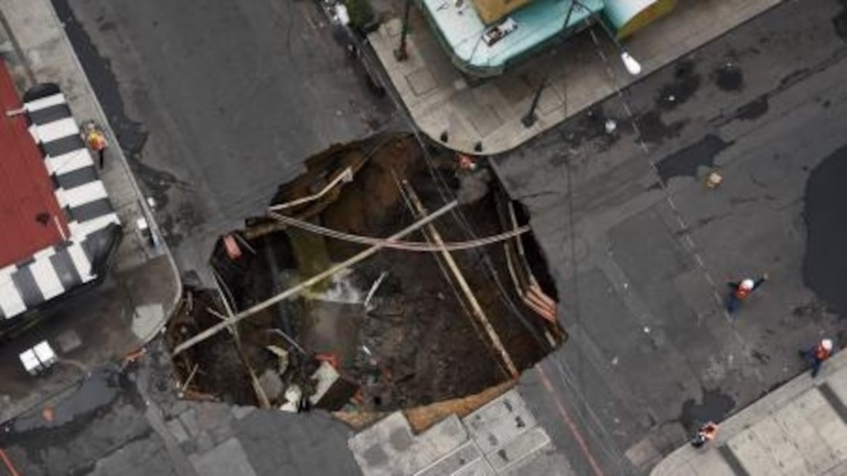 Un trou dans le bitume en plein Mexico suite aux intempéries. 
