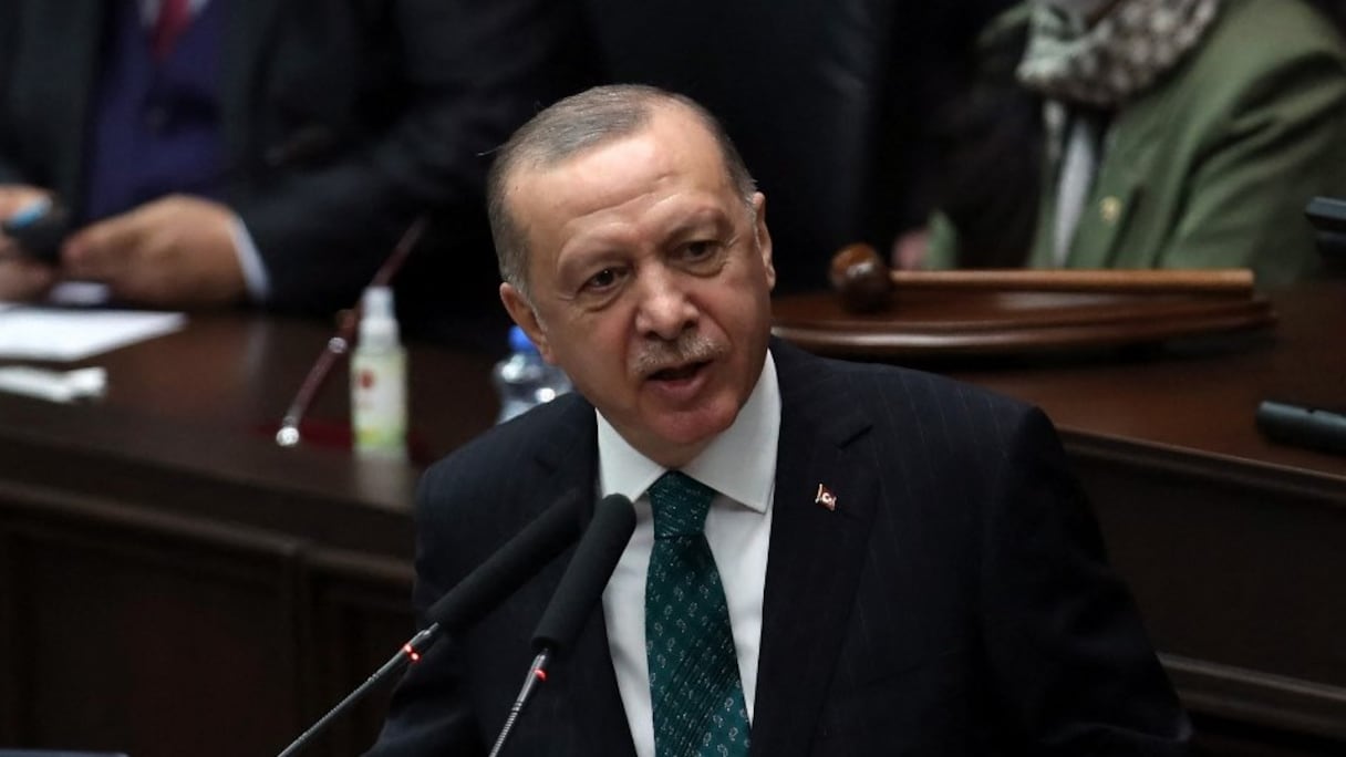 Le président turc et chef du Parti de l'AKP, Recep Tayyip Erdogan, prend la parole lors d'une réunion du groupe de son parti à la Grande Assemblée nationale turque, à Ankara le 10 février 2021.
