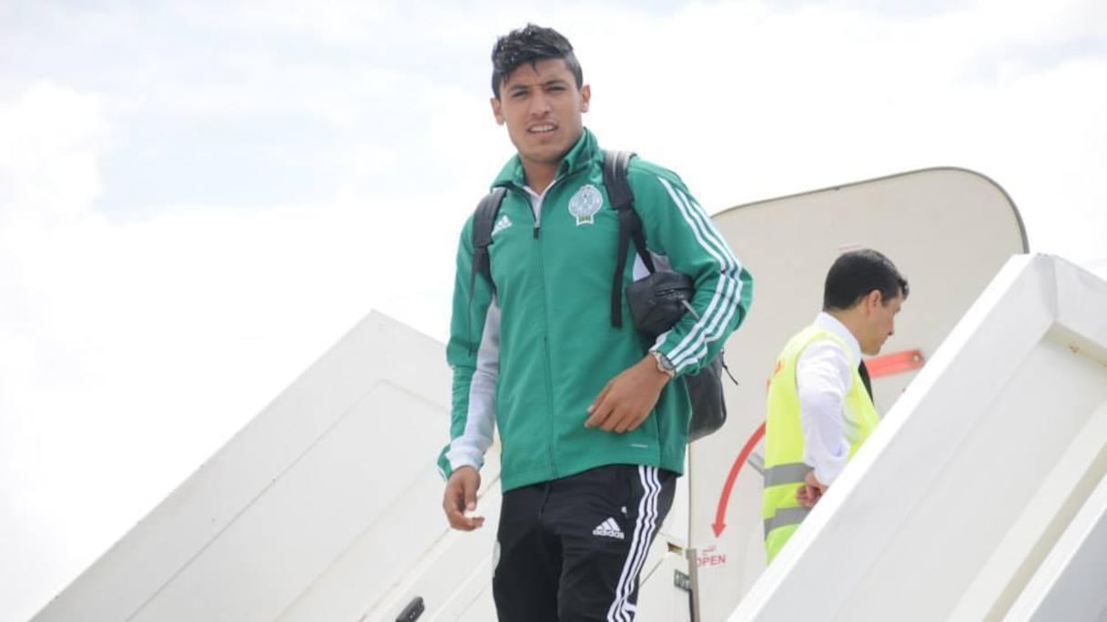 Abdelilah Hafidi à la descente de l'avion à l'aéroport d'Alger. 
