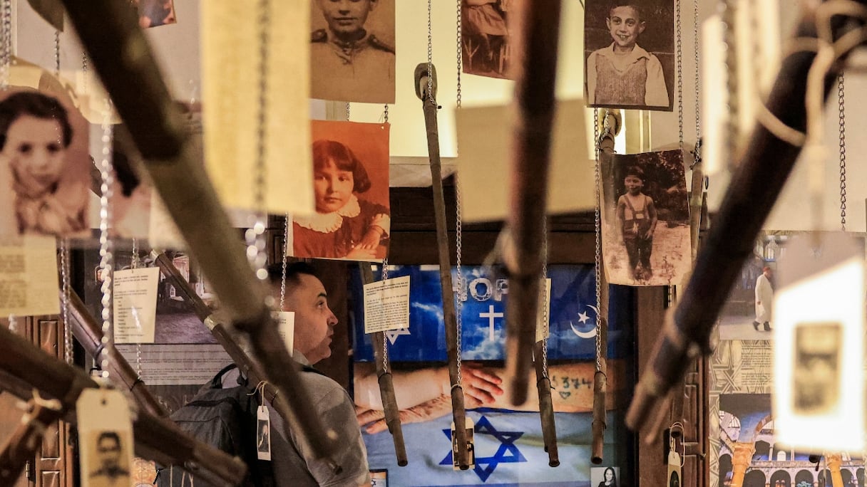 Un homme visite la galerie de l'Holocauste au «Musée du carrefour des civilisations» à Dubaï, le 11 janvier 2023. 
