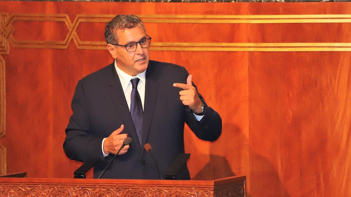 Le chef du gouvernement, Aziz Akhannouch, intervenant lors d'une séance plénière à la Chambre des conseillers, consacrée à la discussion du programme gouvernemental, le 13 octobre 2021. 
