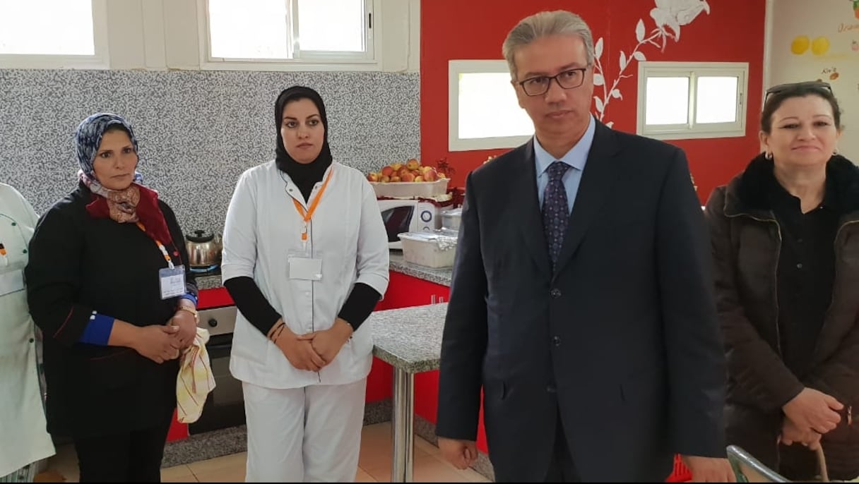 Le wali de la région de Marrakech-Safi, gouverneur de la préfecture de Marrakech, Karim Kassi-Lahlou, lors de sa visite au centre Malaika, mardi 13 novembre.
