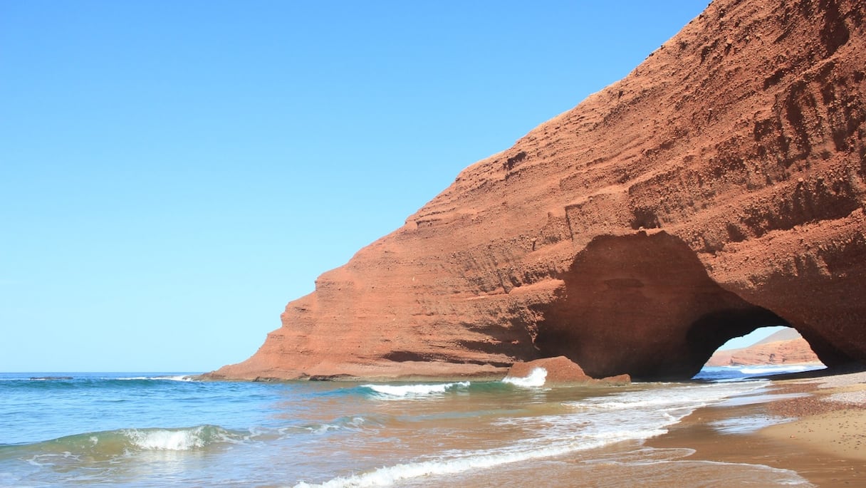 Entre Tiznit et Sidi Ifni, à 150 km au sud d'Agadir, la plage de Legzira se caractérise par ses arches rocheuses en grès rouge, de taille spectaculaire. 
