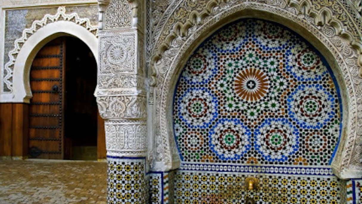 Fontaine et fondouk Nejjarine, à Fès. Ce musée, qui présente les savoir-faire des ébénistes et des menuisiers fassis, fut autrefois un entrepôt de marchandises. Lieu d'hébergement et de négoce, il fut construit en 1711, sous le règne du Sultan Moulay Ismaïl.
