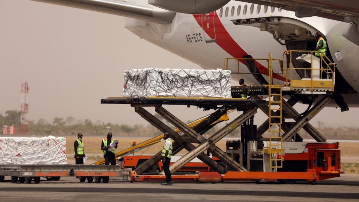 Un premier lot de doses de vaccins AstraZeneca/Oxford est déchargé d'un avion à son arrivée à l'aéroport international Nnamdi Azikwe, à Abuja, au Nigéria, le 2 mars 2021, dans le cadre du Covax, un programme mondial de vaccination gratuite.
