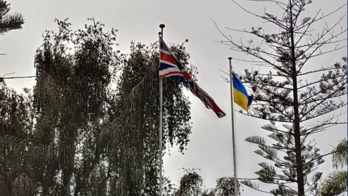 L'ambassade du Royaume-Uni à Rabat a hissé le drapeau ukrainien en signe de solidarité avec Kiev, provoquant la colère de l'ambassade de Russie au Maroc.
