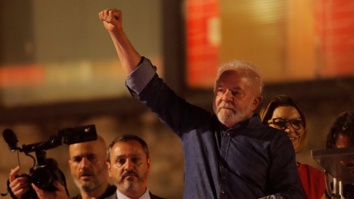 Le président brésilien élu, issu du Parti des travailleurs (gauche), Luiz Inacio Lula da Silva, salue ses partisans sur l'avenue Paulista, après avoir remporté le second tour de l'élection présidentielle, à Sao Paulo, au Brésil, le 30 octobre 2022.
