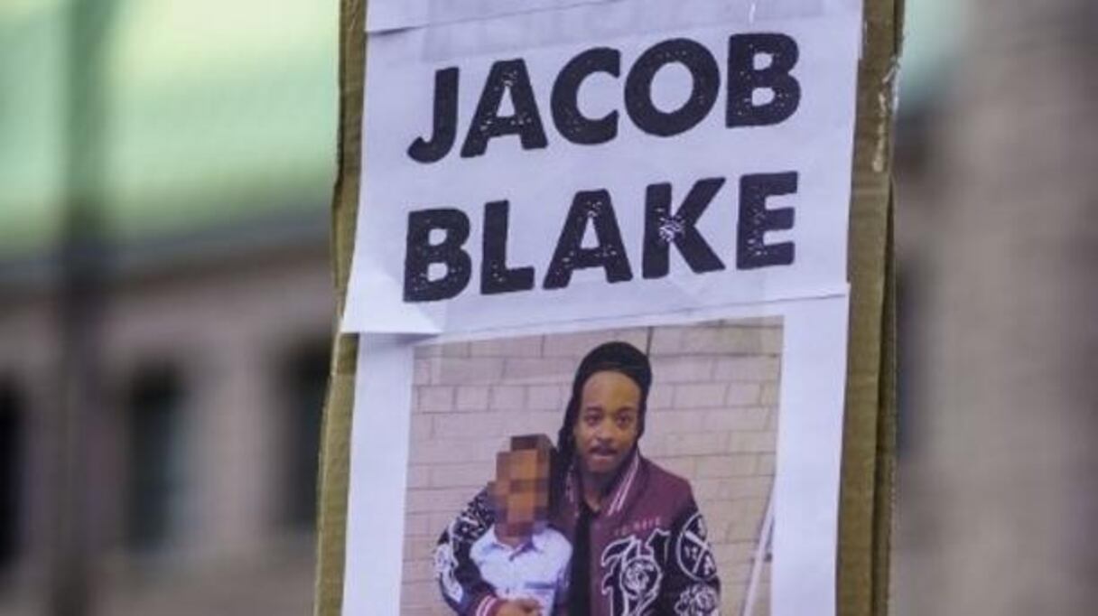 Jacob Blake, un père de famille afro-américain de 29 ans, a reçu dimanche 23 août 2020 plusieurs balles tirées par des policiers à Kenosha, dans le Wisconsin. 
