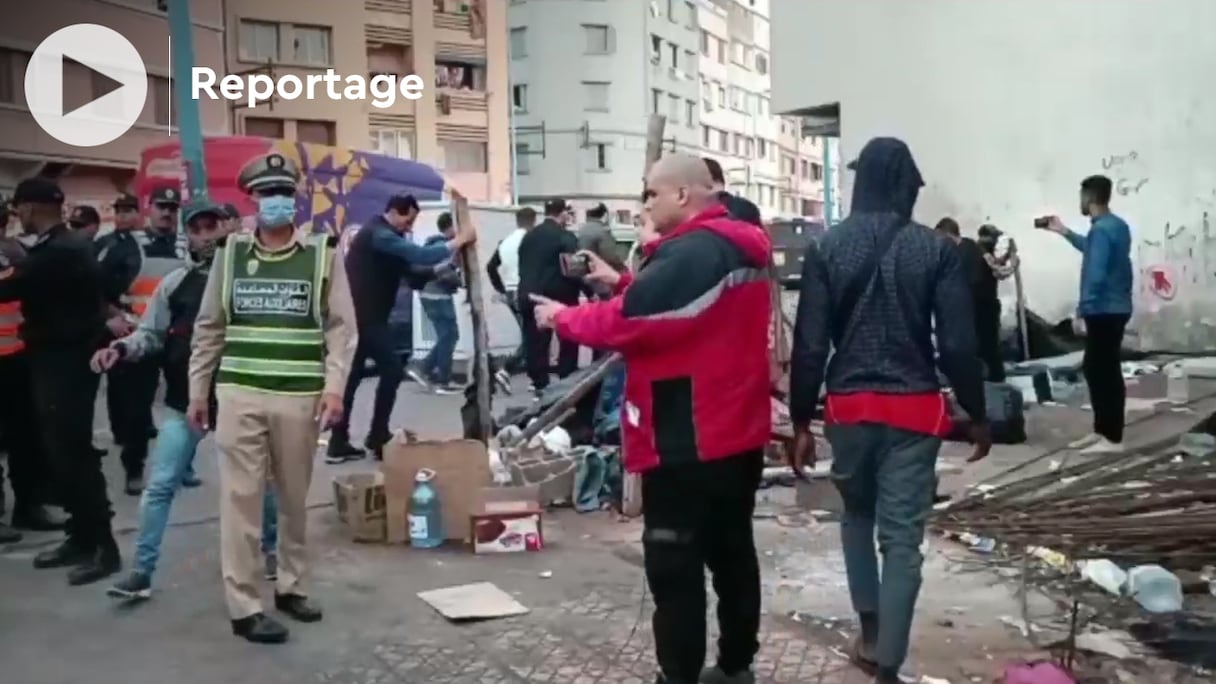 Aux alentours de la gare de Oulad Ziane, les forces de l'ordre procèdent au démantèlement d'abris de fortune et à l'évacuation des squatteurs qui y vivaient, le 18 mai 2022. 
