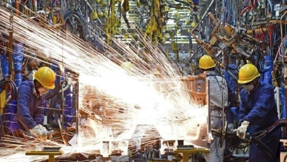 Ouvriers au travail dans une usine de sidérurgie. 
