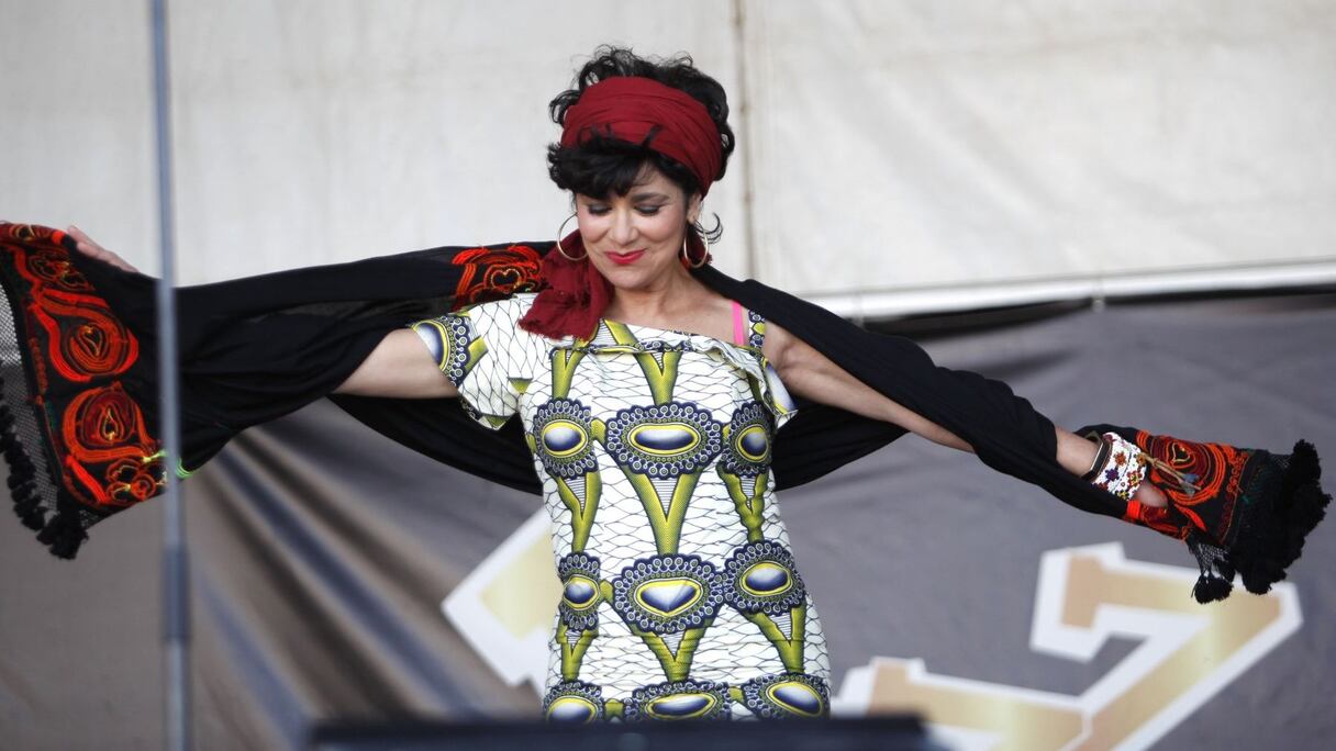 Une diva souvent comparée à Catherine Ringer, des Rita Mitsouko, pour sa présence scénique et rythmes et rimes endiablés. 
