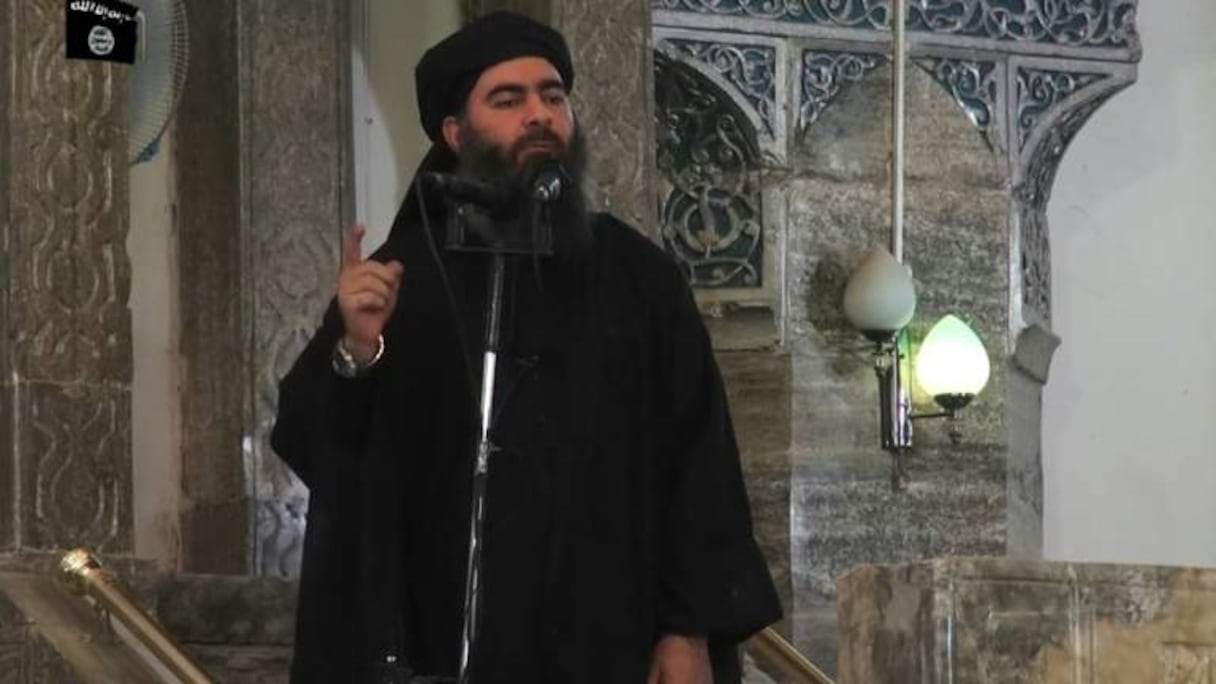 Le chef de l'Etat islamique, Abu Bakr al-Baghdadi, dans une mosquée le 4 juillet 2014 à Mossoul en Irak.
