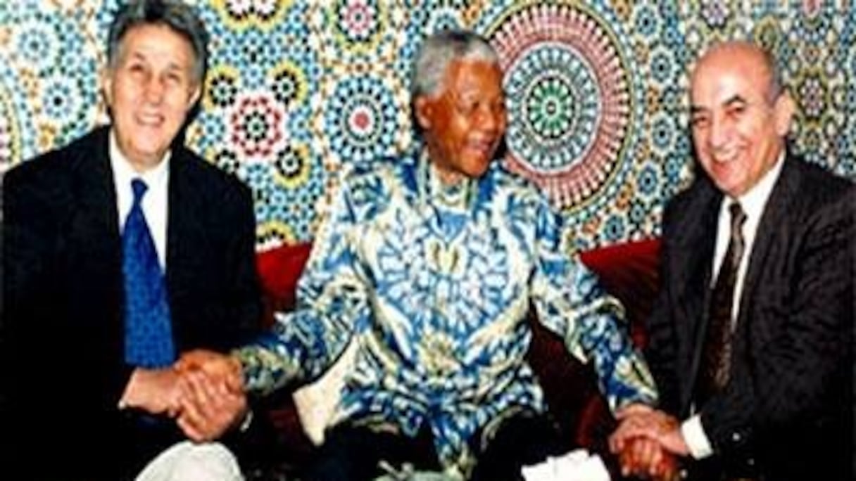 Quelques années plus tard, Mandela retrouve Ben Bella aux côtés de l'ancien SG de l'USFP et ex premier ministre marocain, Abderrahmane Youssoufi. L'émotion de ces retrouvailles se lit encore sur leurs visages.
