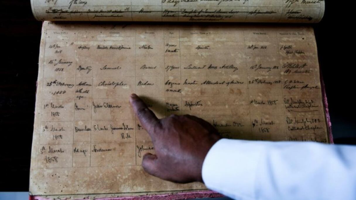 Un pasteur montre sur un registre à la cathédrale Saint-George de Chennai en Inde l'acte de décès de Christopher Biden qui a peut-être un lien de parenté avec le président élu américain Joe Biden, le 10 novembre 2020.
